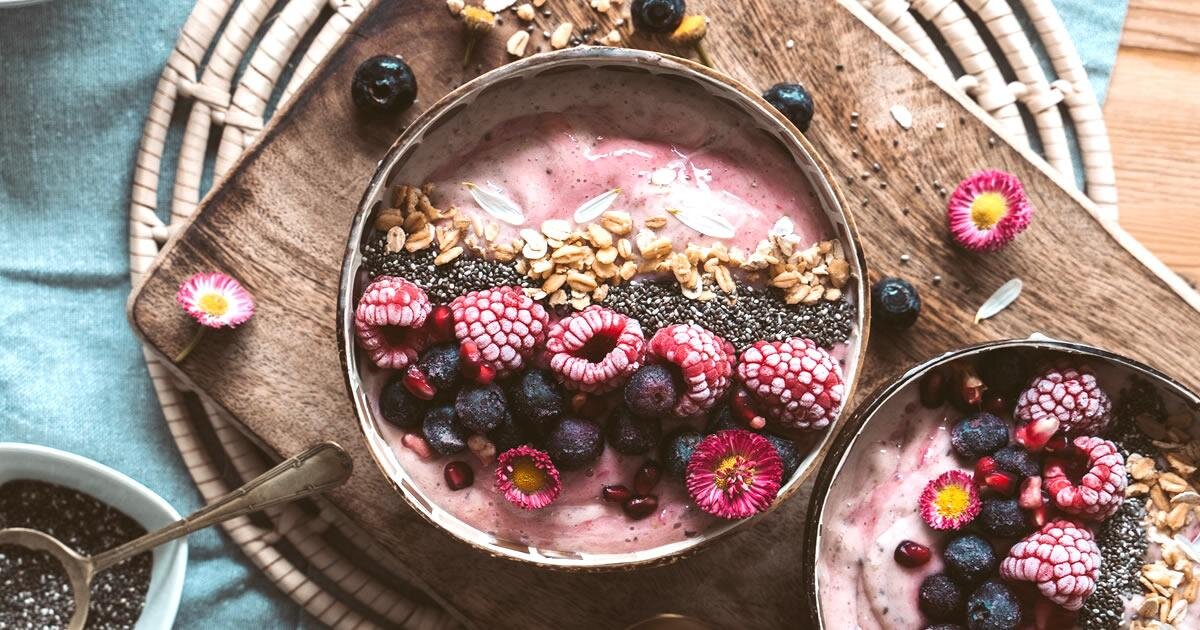 imagen de un bowl de acai para recetas veganas fáciles y rápidas