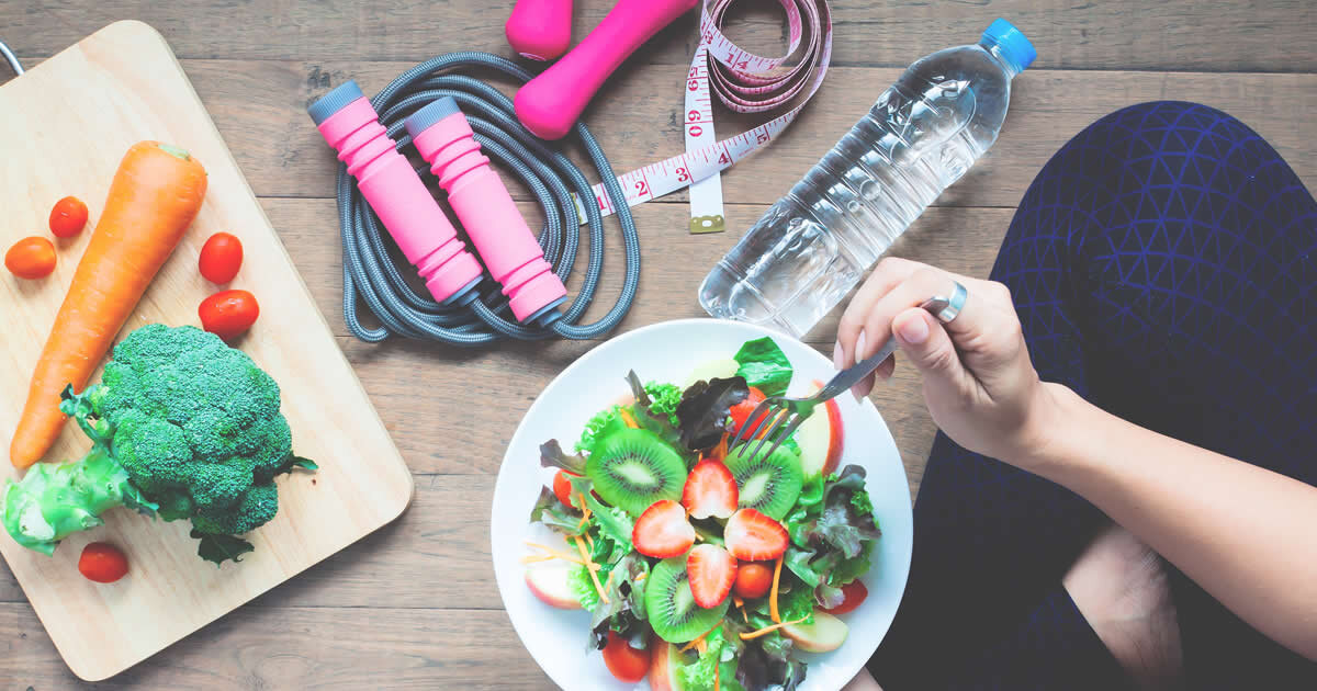 imagen de ensalada y pesas para Relación entre deporte y alimentación sana