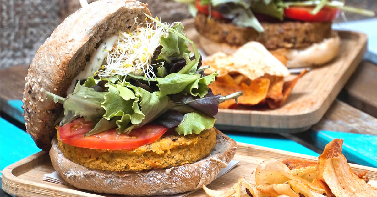 imagen de una hamburguesa vegana, por qué comer en un restaurante vegano 