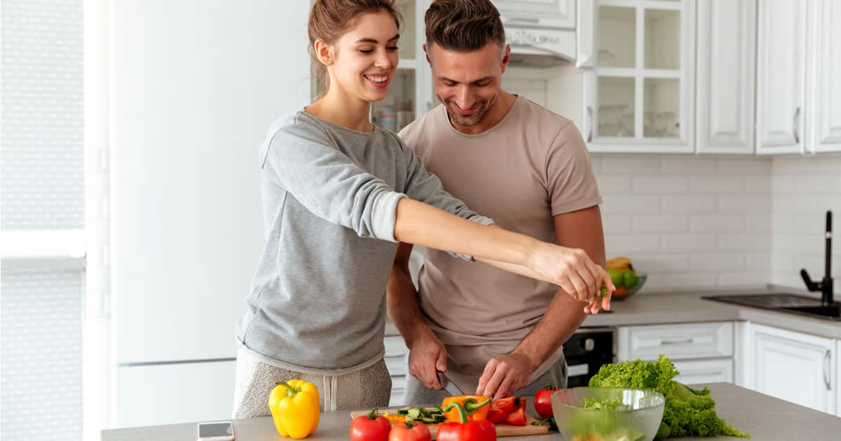 pareja de mujer y hombre vegetarianos, como empezar a ser vegetariano o vegetariana