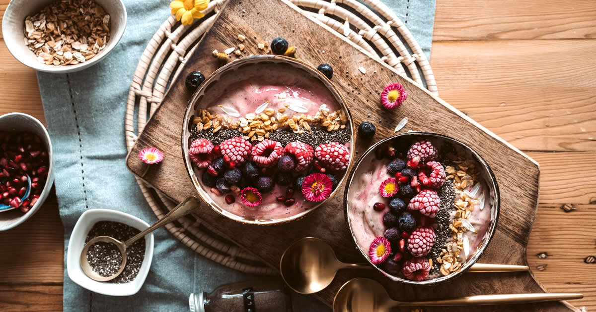 imagen de un desayuno vegano para saber qué comer al levantarse con opciones veganas