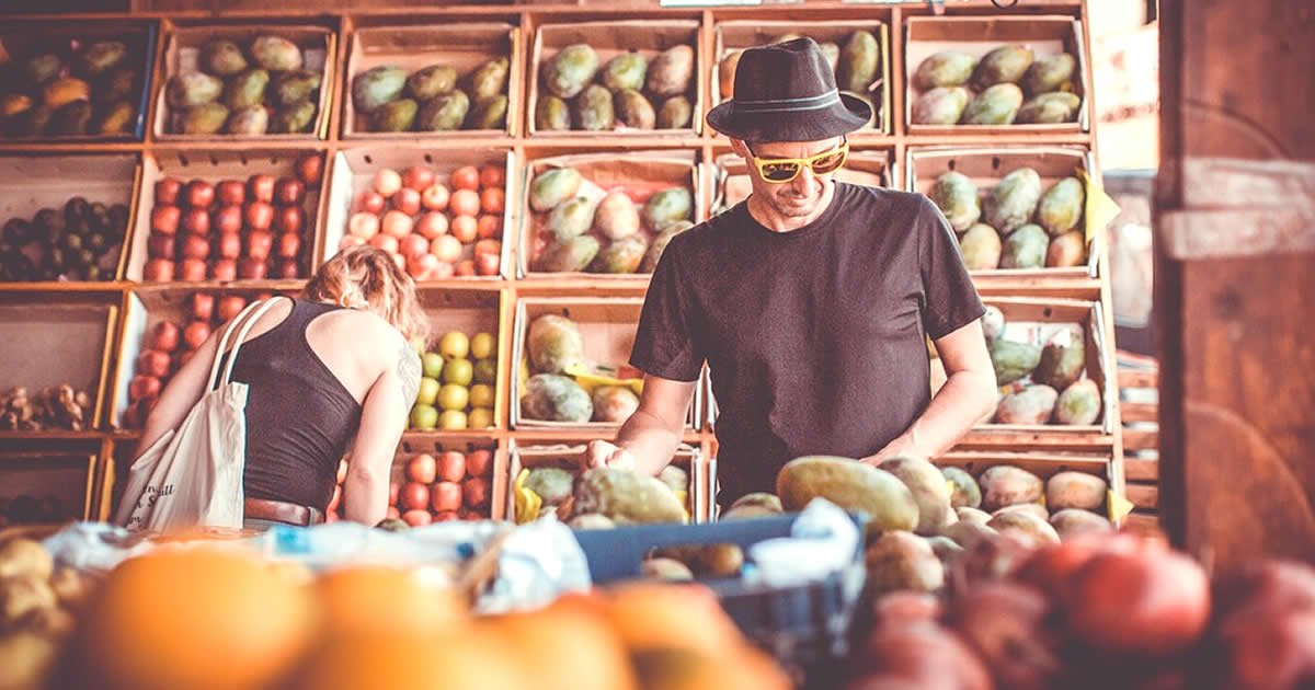 consejos para hacer la compra saludable, persona comprando alimentos sanos en una tienda en españa