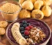 imagen de la raíz maca junto con un bowl de acai para Açaí y Maca: dos superalimentos que funcionan muy bien juntos para combinarlos en bowls, smoothies y recetas saludables