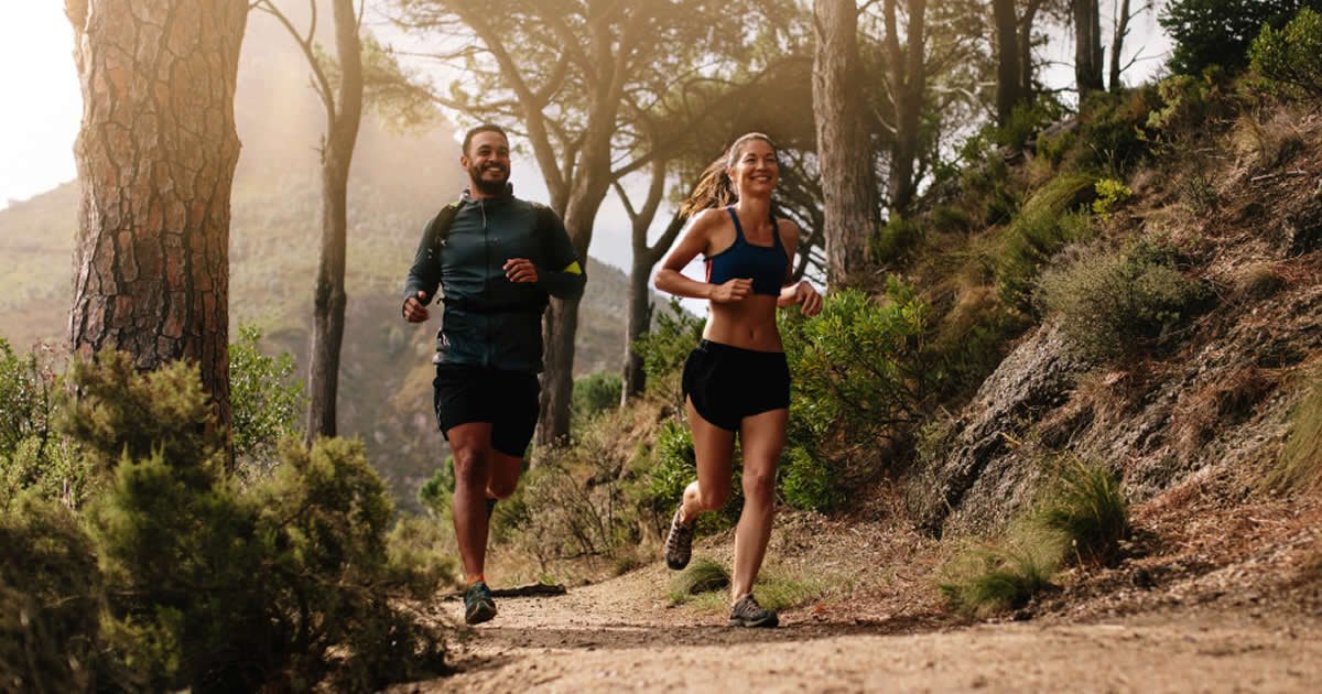 imagen de hombre y mujer corriendo al aire libre en españa