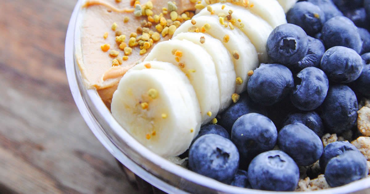 un bowl de acai con bananas en cómo se debe tomar el acai congelado 