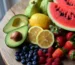 imagen de frutas sobre una mesa para ilustrar ¿Qué frutas tienen menos azúcar? Ranking actualizado