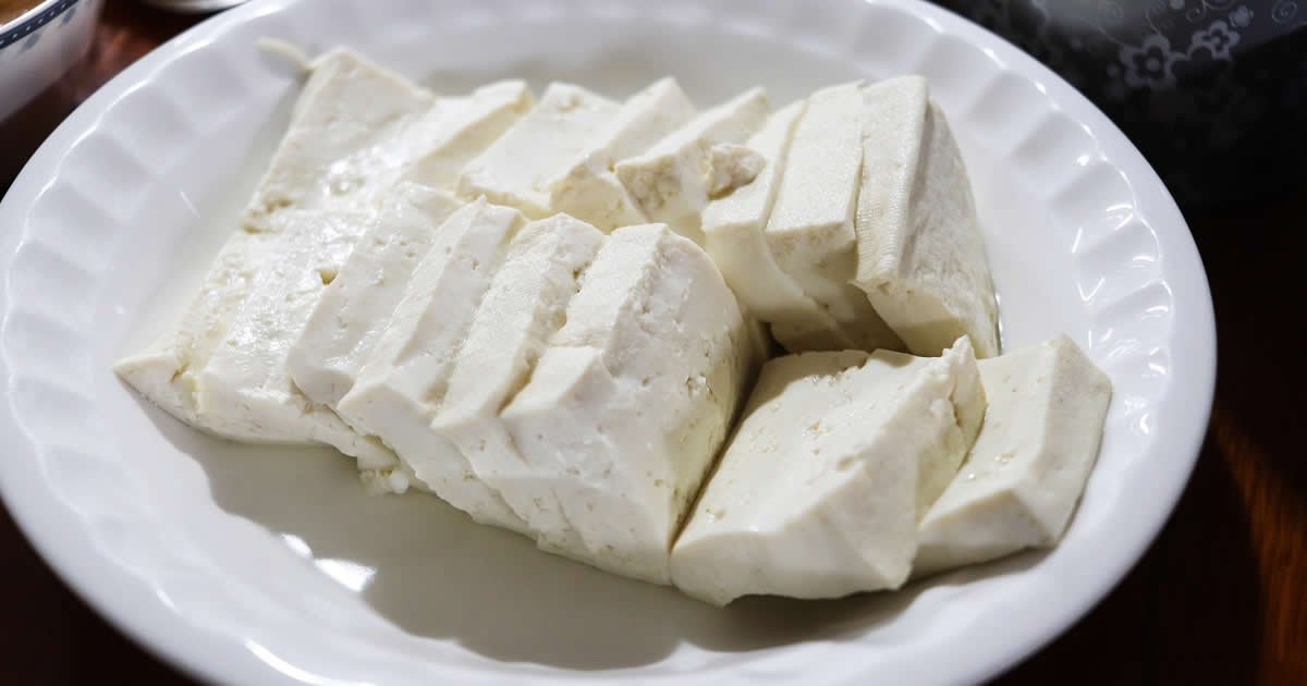 imagen de un plato con tofu para de qué está hecho el queso vegano