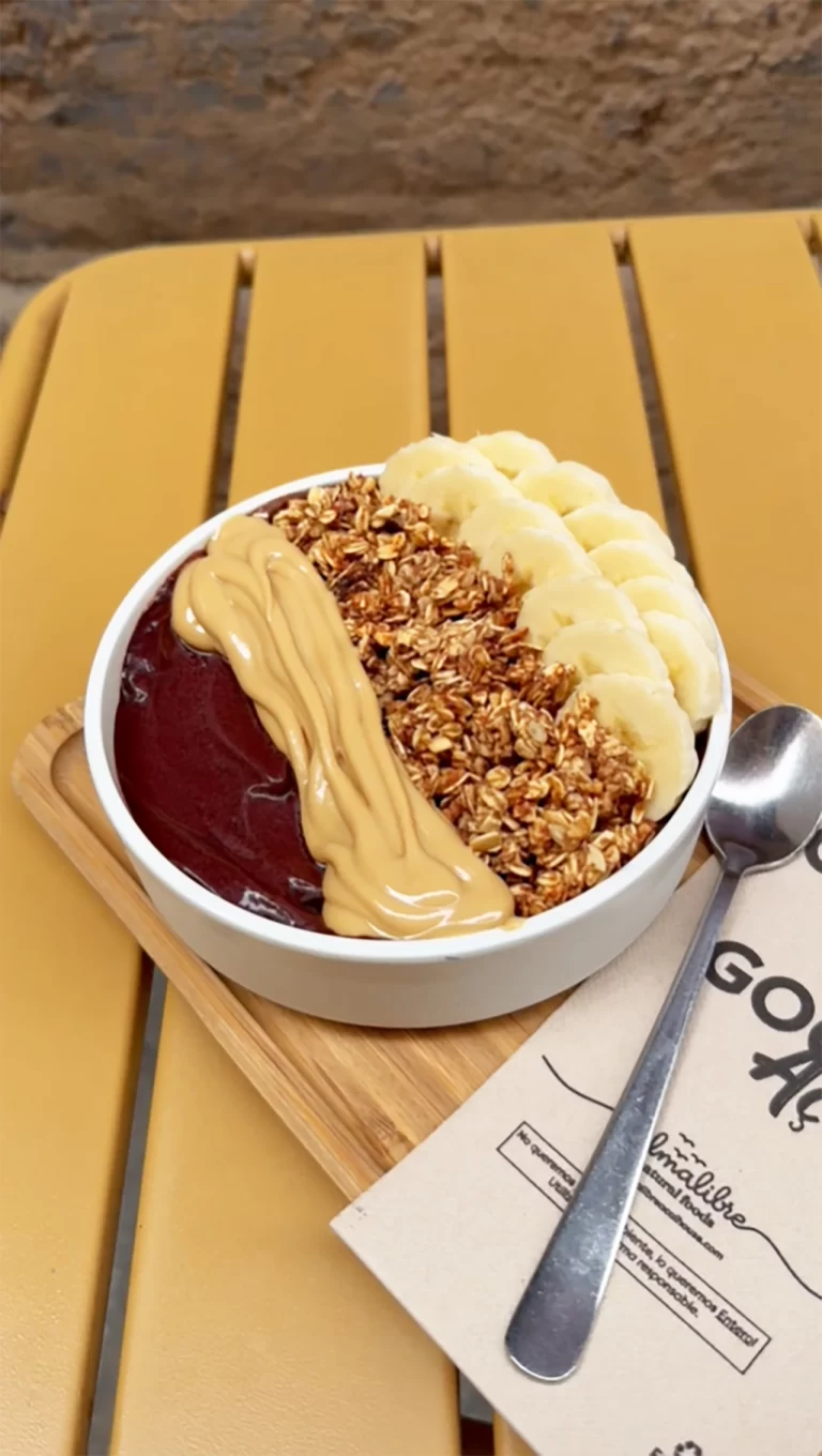 Açaí bowl almalibre en el restaurante vegano en madrid y valencia, españa