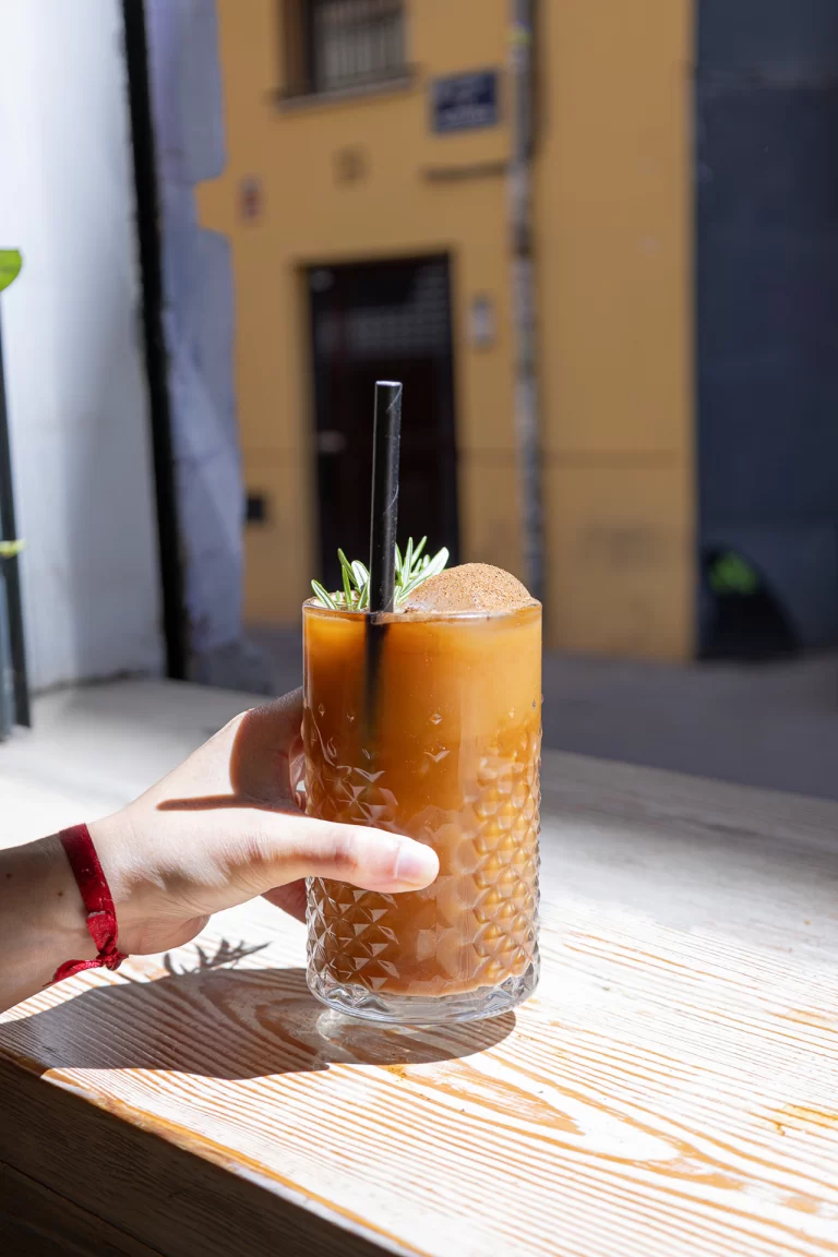 foto de una bebida vegana para la carta de bebidas, cervezas veganas y vinos veganos en el restaurante almalibre de madrid o valencia