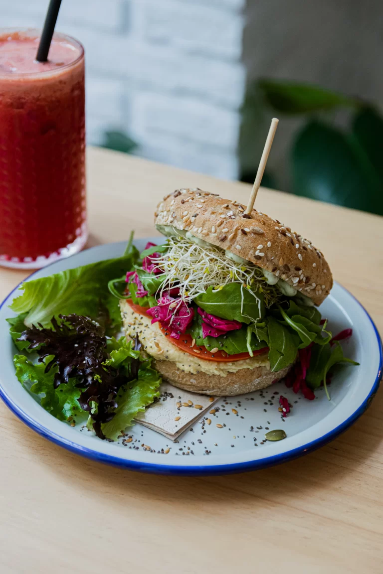 hamburguesa vegana en nuestros restaurante vegano en madrid y valencia, vegan burguer almalibre