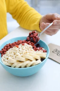 imagen de una persona comiendo un bol de acai preparado con las recetas de acai bowl en primavera en España