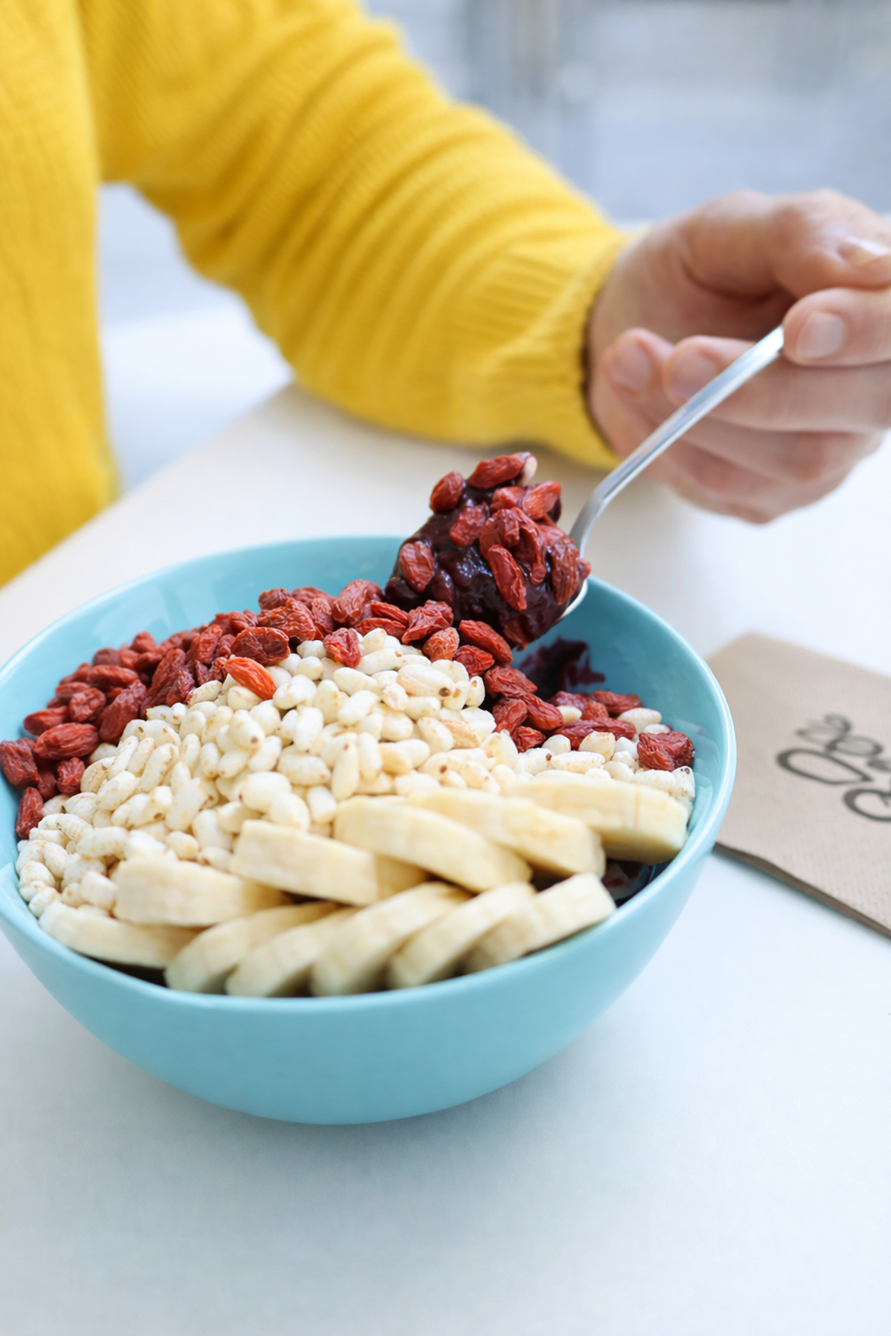 imagen de una persona comiendo un bol de acai preparado con las recetas de acai bowl en primavera en España