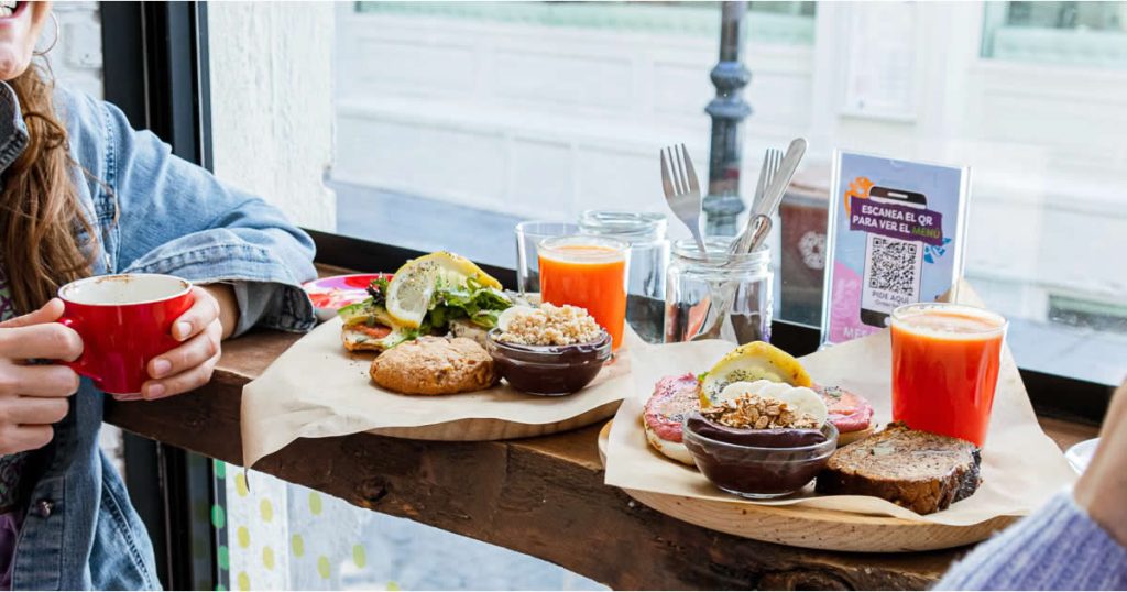 personas comiendo en un restaurante vegano vs restaurant vegetariano en españa