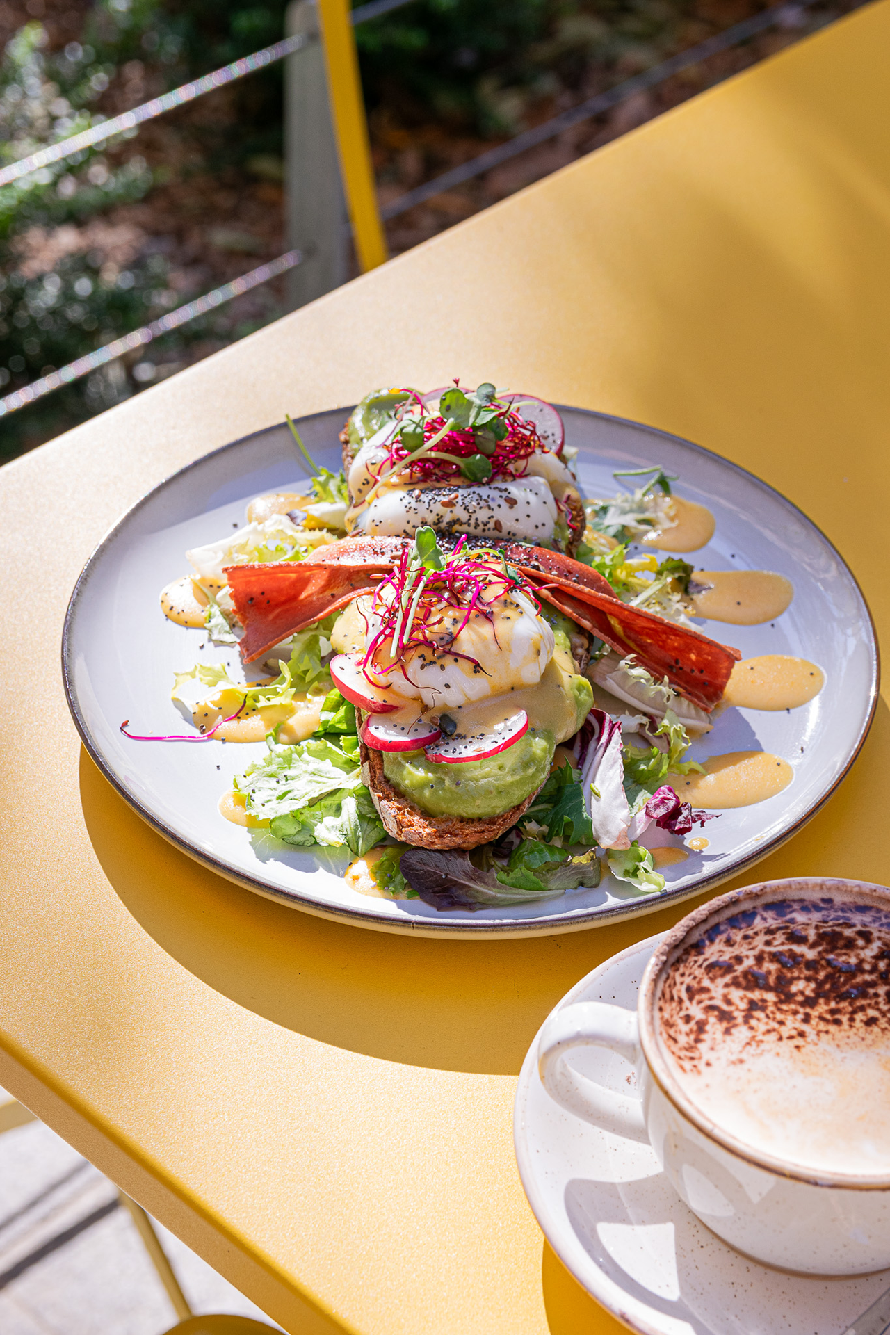 imagen de un brunch en una mesa para un brunch salado con café el almalibre en nuestros restaurantes en madrid y valencia en españa