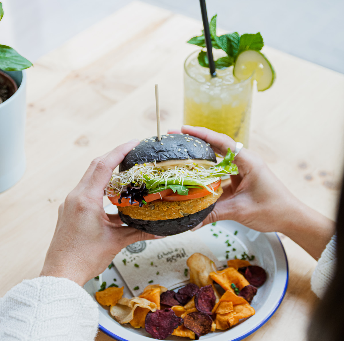 foto de hamburguesa vegana para cuál es la diferencia entre hamburguesas vegetarianas y vegan burgers