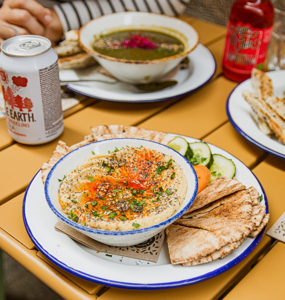 foto de una cena vegana para dónde comer cenas veganas en madrid, barcelona o valencia, en españa