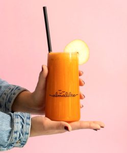 foto de batidos naturales en nuestro restaurante vegano y vegetariano en españa, madrid, barcelona, valencia, almalibre acai house