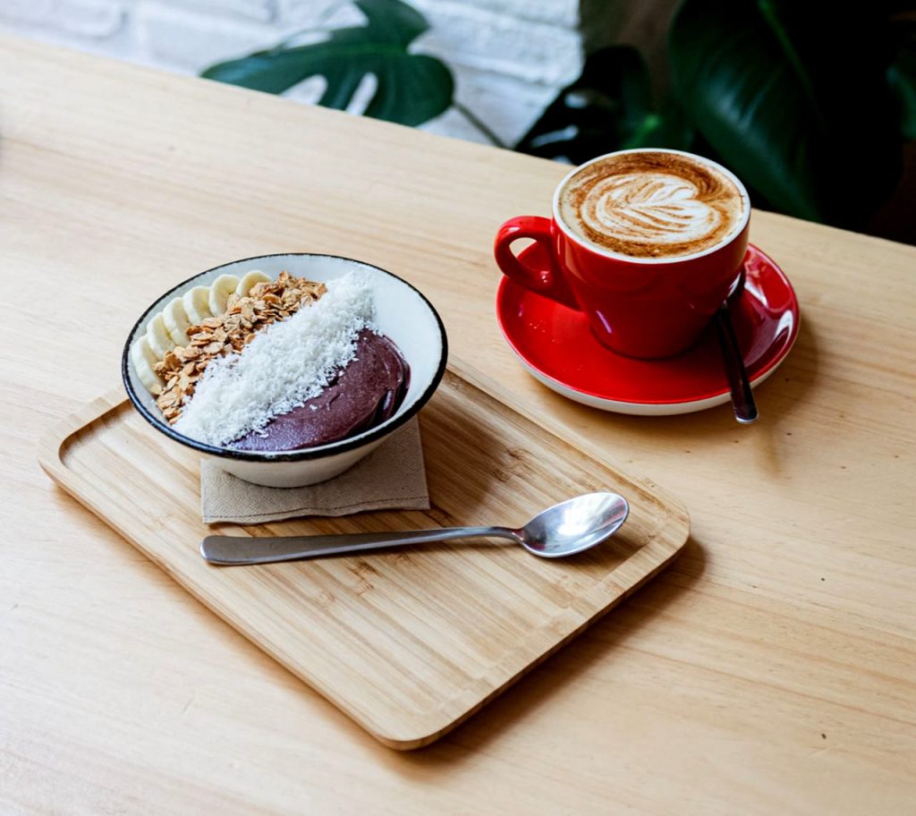 foto del desayuno acai lover para el restaurante vegano y vegetariano almalibre en madrid, barcelona y valencia