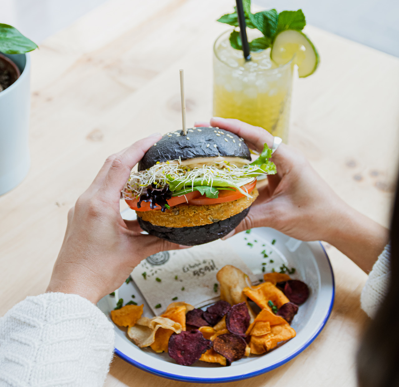 foto de una hamburguesa vegana para la carta e burgues del restaurante vegano en madrid, barcelona y valencia