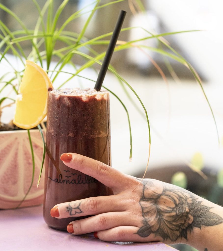 foto de un zumo natural en nuestro restaurante vegano en madrid, barcelona o valencia. Almalibre Acai House