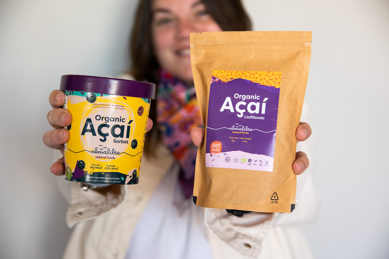 foto de una mujer joven con productos de acai congelado para el acai es apto para veganos