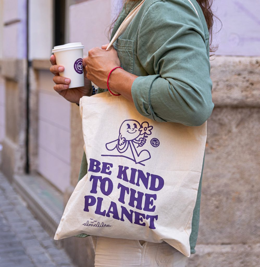 imagen de persona con una bolsa ecológica para por qué comprar en una tienda ecológica online españa