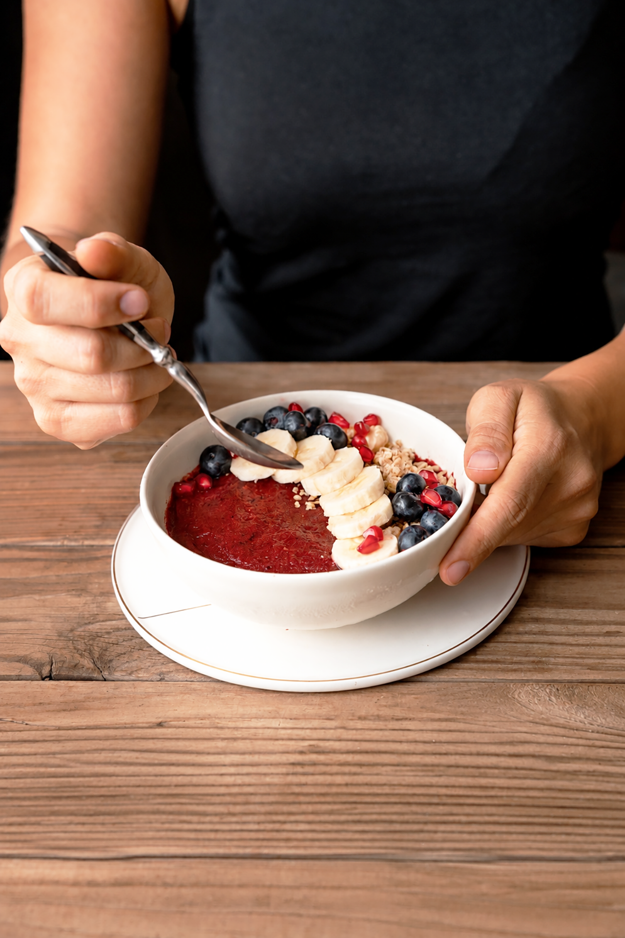 foto de un bowl de acai en la mesa para el artículo ¿Es el açaí un producto caro? - Precio, calidad y razones de su coste en España