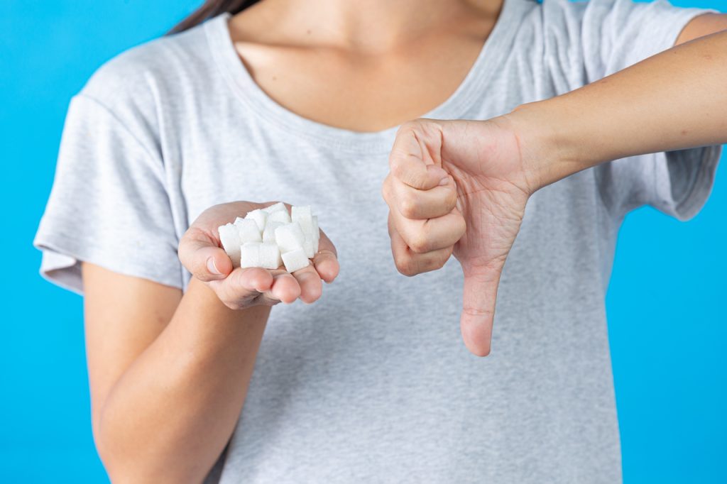 imagen de mujer sosteniendo azúcar para las opciones saludables para sustituir el azúcar