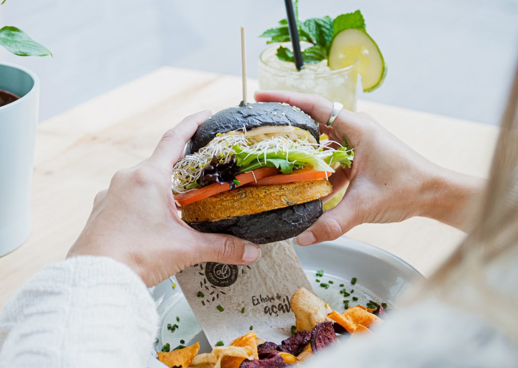 foto de una hamburguesa vegana para qué productos se venden en una carnicería vegana en españa