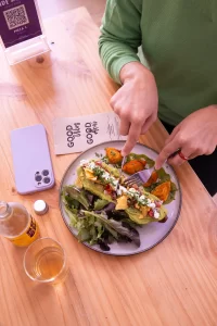 disfruta de un brunch vegano en Madrid, foto de veggie brunch, vegan brunch Madrid, restaurante Almalibre