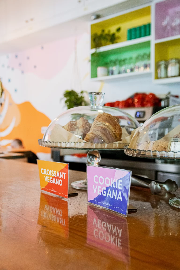 foto de croissant vegana y cookie vegana en la pastelería vegana en Madrid de Almalibre, pastelería vegana en Madrid, España.