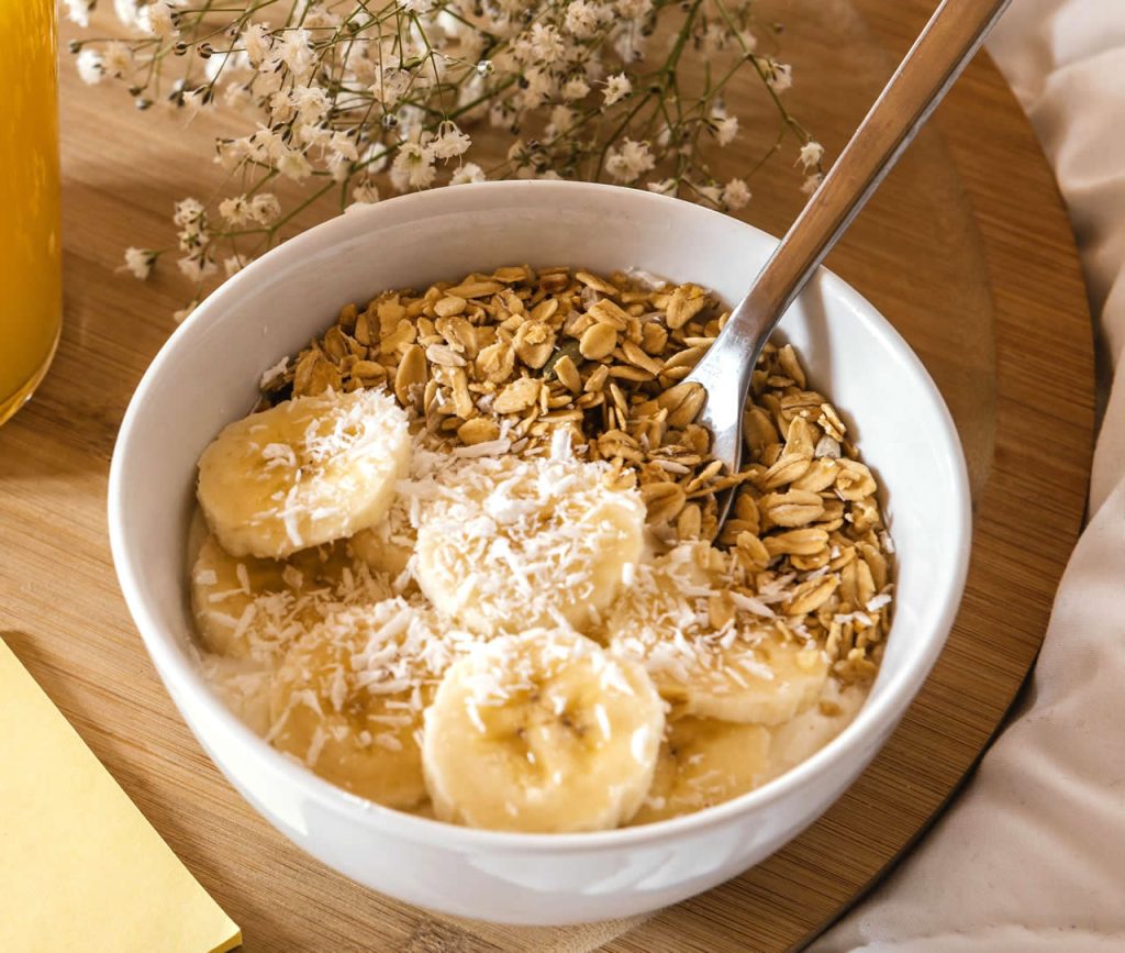 bol de plátano y granola para las meriendas saludables