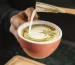 bebida vegana caliente para tomar en invierno con frío, latte matcha vegano