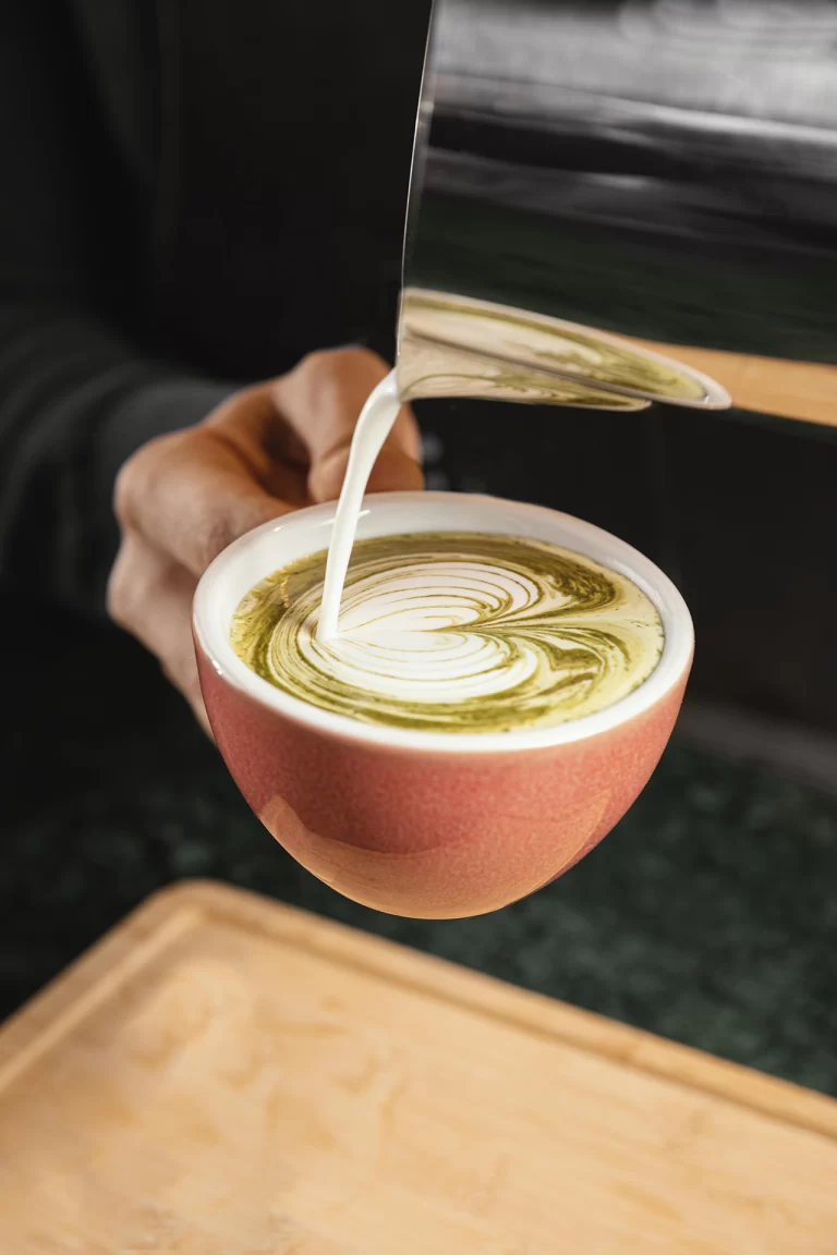 bebida vegana caliente para tomar en invierno con frío, latte matcha vegano