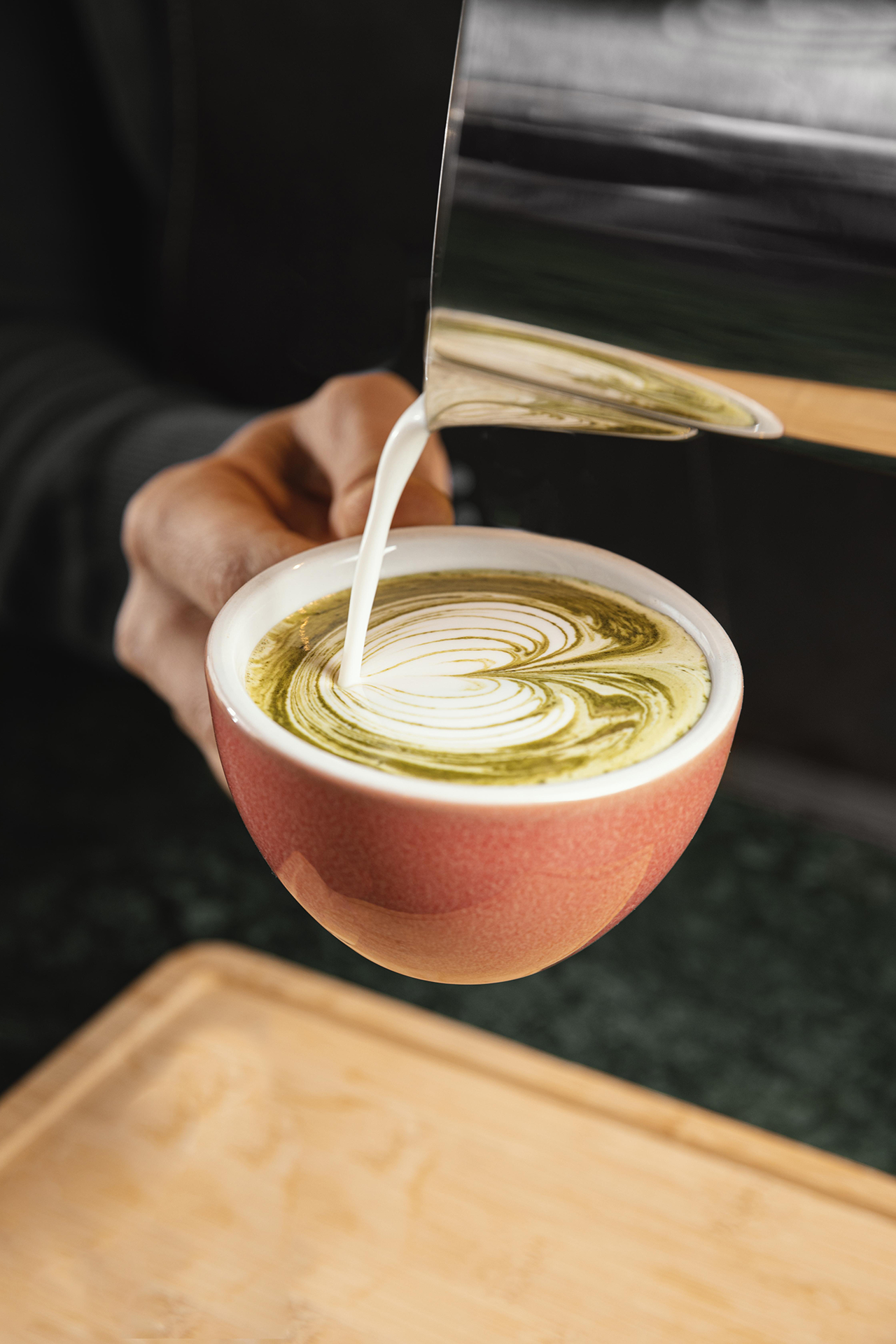 bebida vegana caliente para tomar en invierno con frío, latte matcha vegano bebida vegana caliente para tomar en invierno con frío, latte matcha vegano