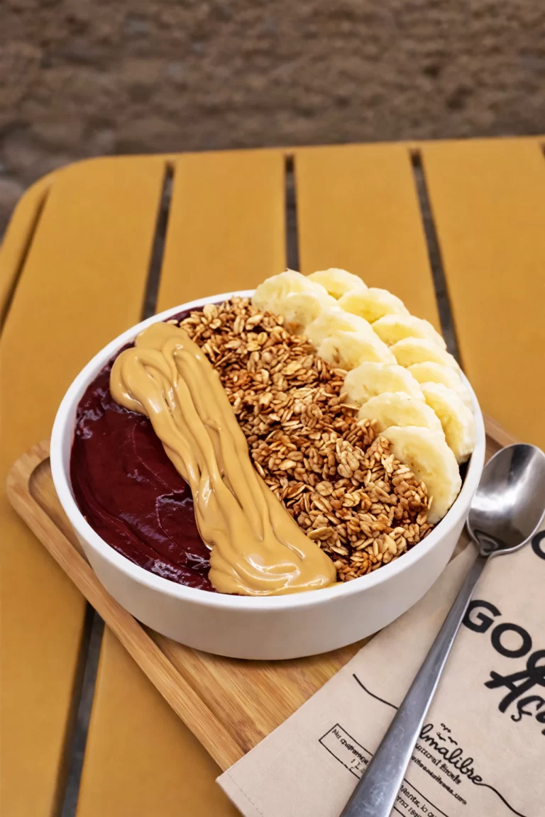 foto de un bowl de acai en españa para el artículo de título Recetas Açai Bowl para preparar comidas saludables en cualquier hora del día