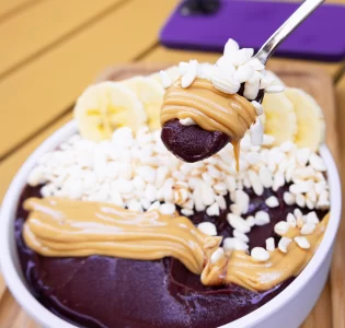 imagen de un bowl de acai con toppings como crema de cacahuete almalibre para saber si tiene cafeína o no