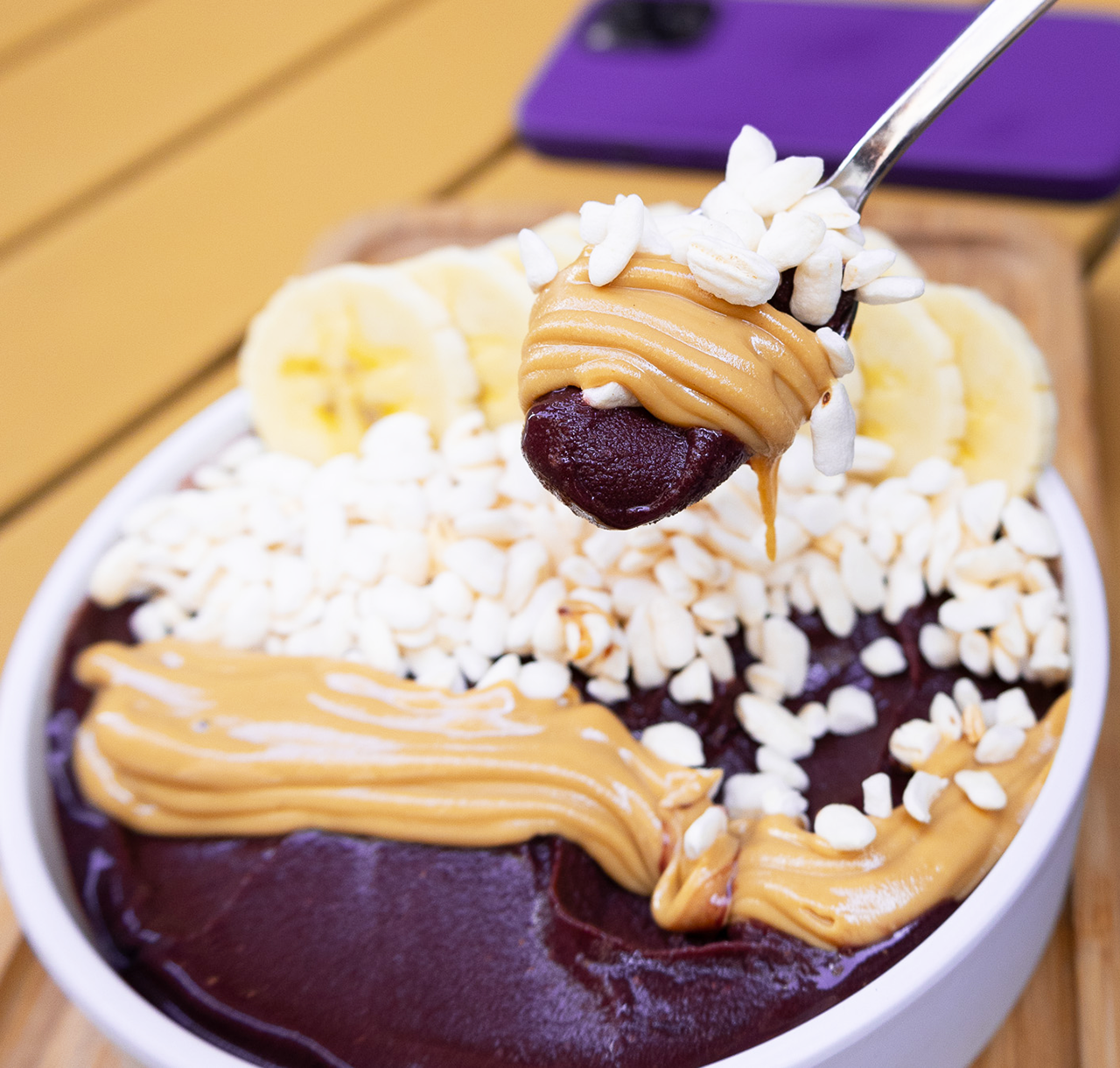 imagen de un bowl de acai con toppings como crema de cacahuete almalibre para saber si tiene cafeína o no