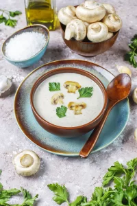 foto de una sopa de setas para descubrir la magia del sabor del umami vegano en españa