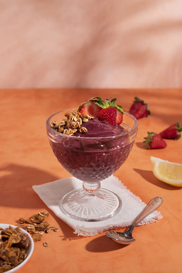 tazón con postre de acai sin azúcar con endulzantes naturales para el ¿Cómo utilizar el Açaí para preparar postres saludables y sin azúcar?