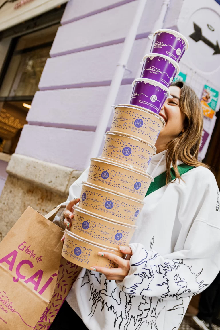 imagen de joven con una pack de acai, para el post ¿Buscas un regalo saludable? Sorprende a alguien con un Pack de Açaí