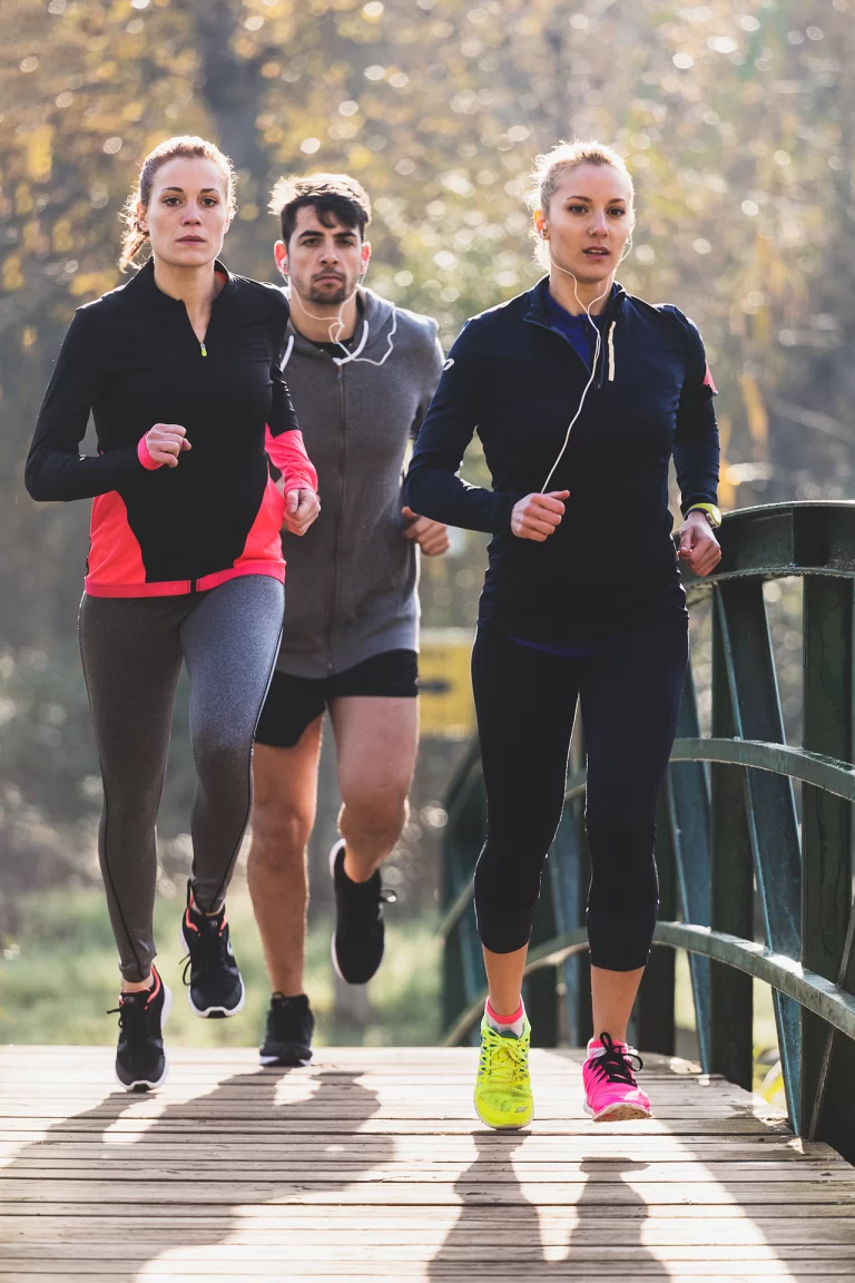 foto de corredores mujeres y hombres en españa para Açaí bowl y running: energía natural y recuperación óptima para tus entrenamientos