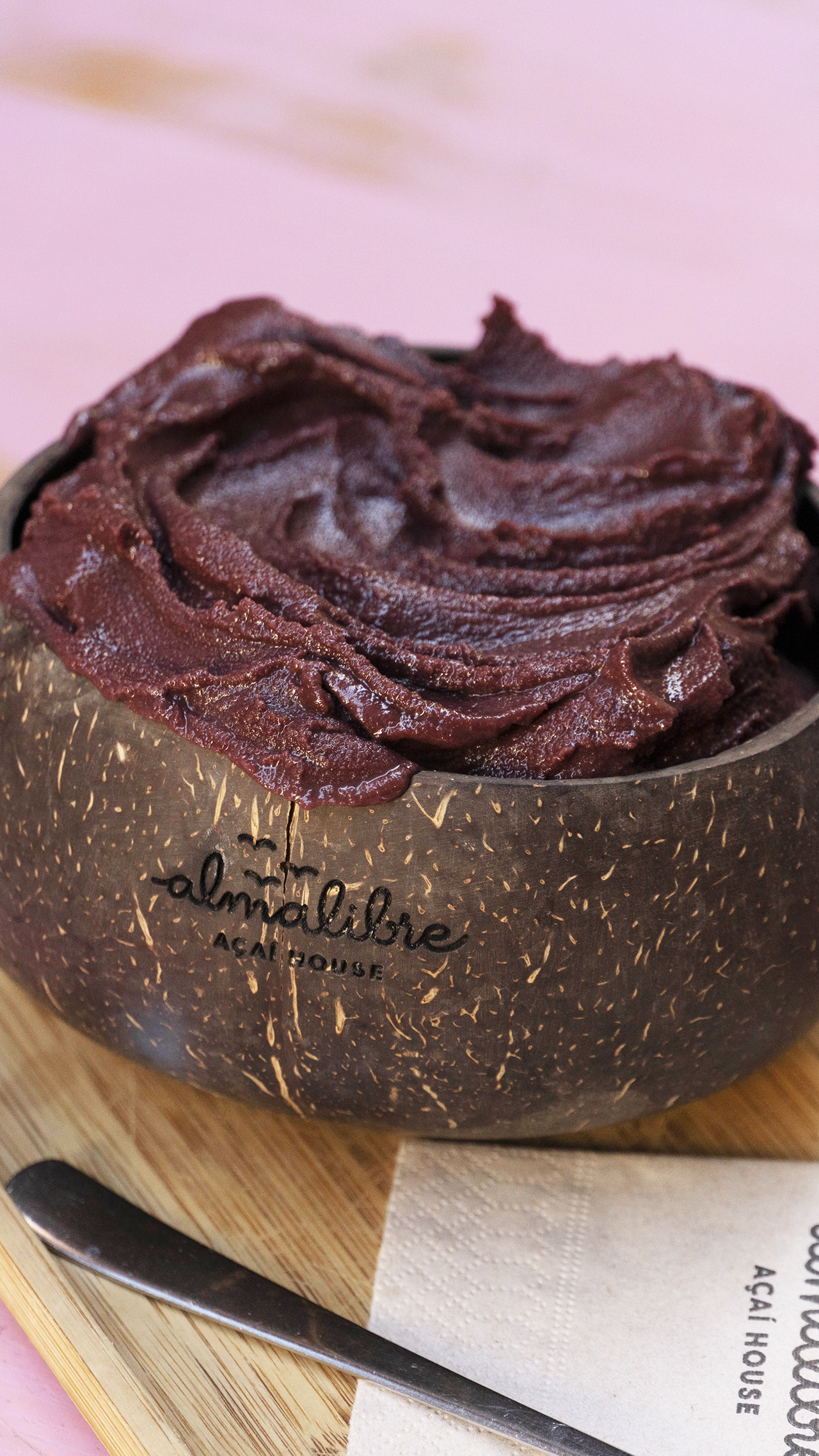 foto de un bowl de acai almalibre cremoso y única pulpa de acai congelada premium en España y Europa con esta calidad y características