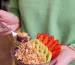foto e imagen de una persona comiendo un bowl de açaí como suplemento natural para tu dieta, comprar açaí en españa