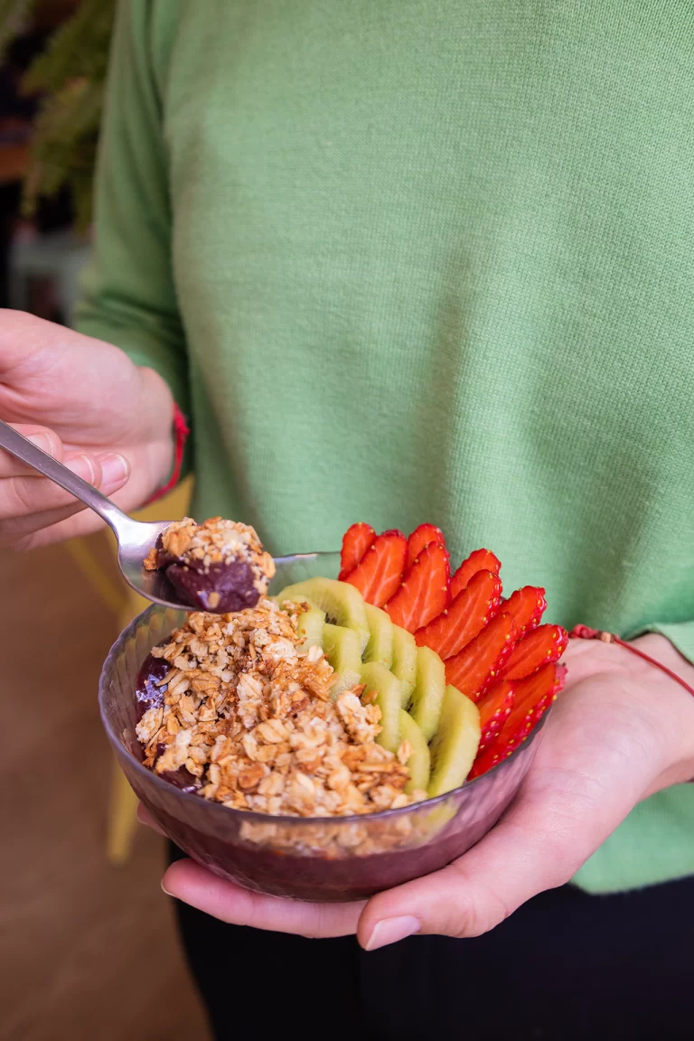 foto e imagen de una persona comiendo un bowl de açaí como suplemento natural para tu dieta, comprar açaí en españa