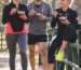 Runners tomando un açaí bowl después de correr en el parque
