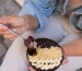 foto de una persona comiendo un Açaí bowl, disfrutando de los beneficios del acai para una alimentación vegana