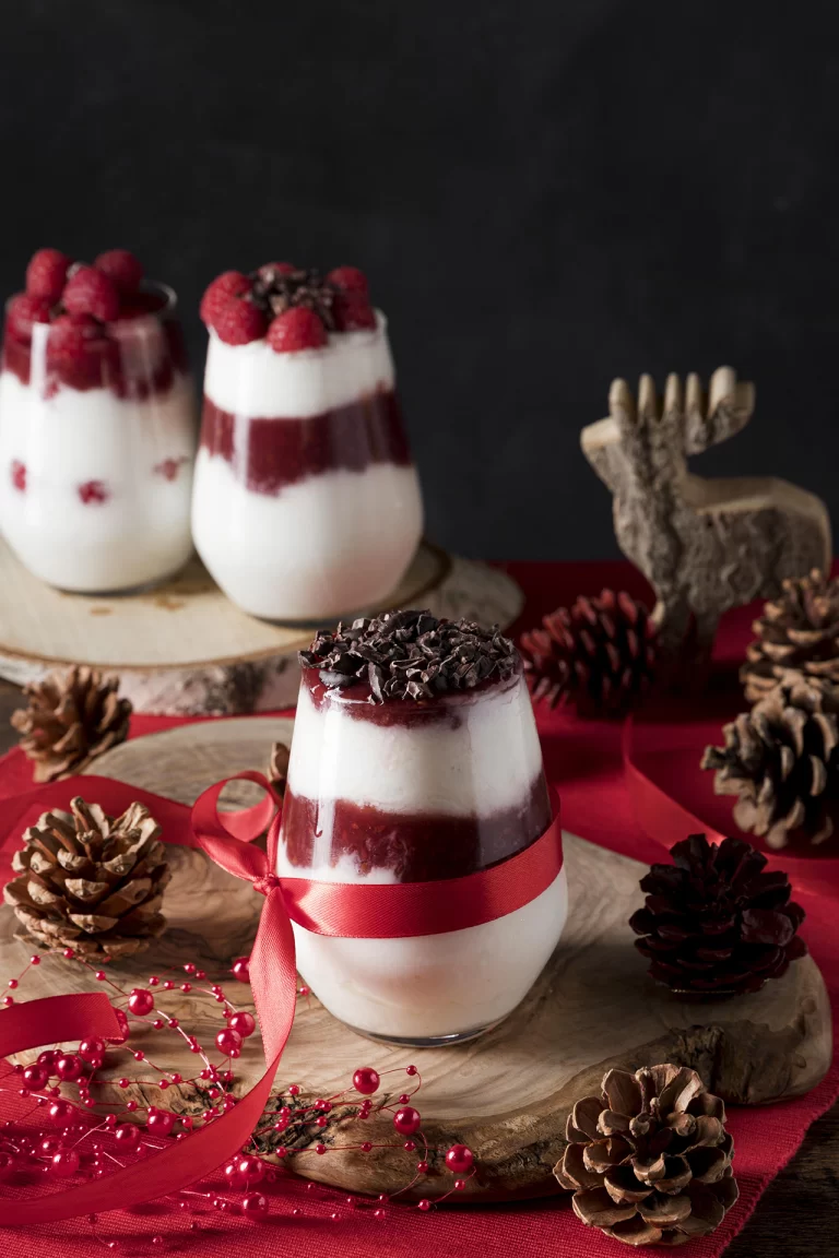 foto de vasos de postres para la mesa navideña con acai para el artículo Recetas con açai para Nochevieja y Año Nuevo
