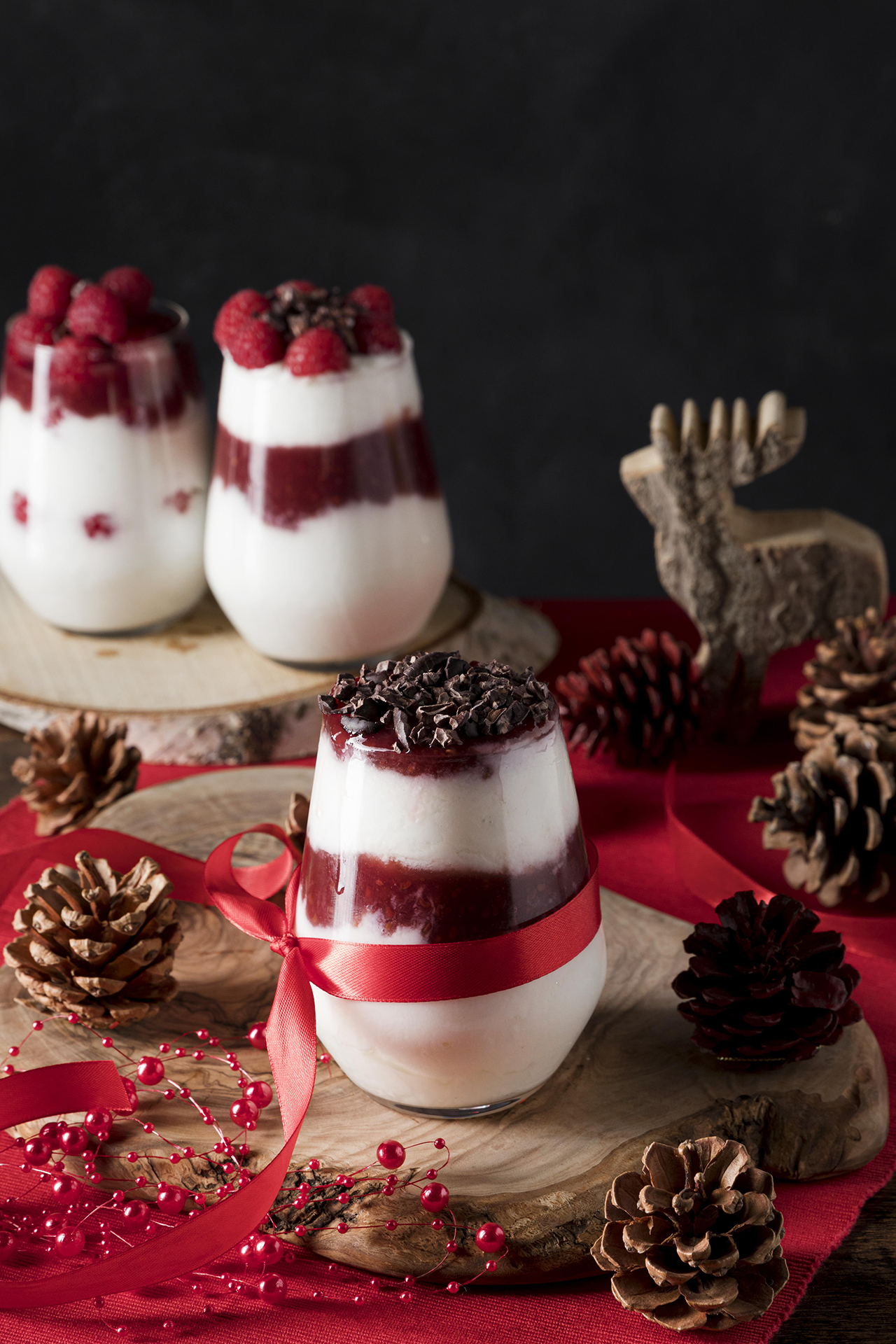 foto de vasos de postres para la mesa navideña con acai para el artículo Recetas con açai para Nochevieja y Año Nuevo