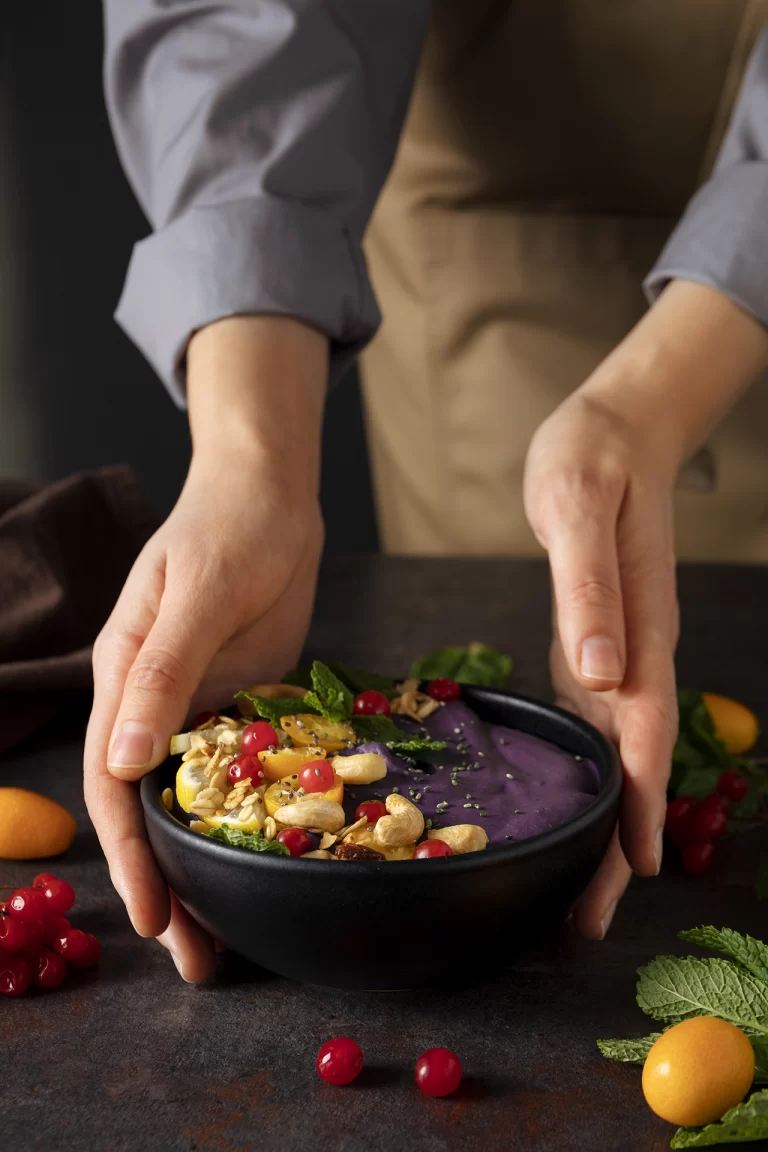 foto de unas manos soteniendo un bol de acai para Preparar açaí casero en España: receta fácil con ingredientes locales